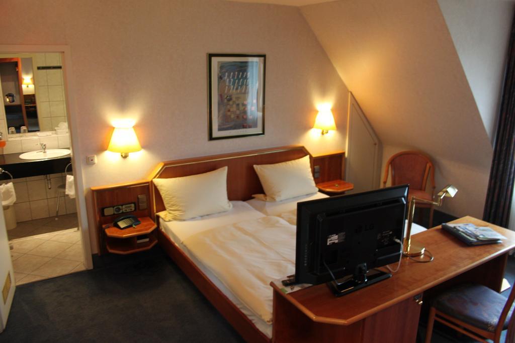 Hotel-Gasthof Die Post Brennerei Frankenhoehe Schillingsfuerst Room photo